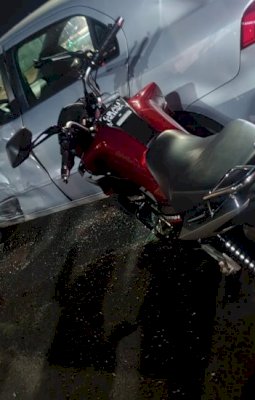 Adolescente fica ferido em acidente entre carro e moto no centro de Ivinhema