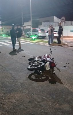 Motociclista fica ferido após acidente entre moto e carro na Avenida Brasil, em Ivinhema