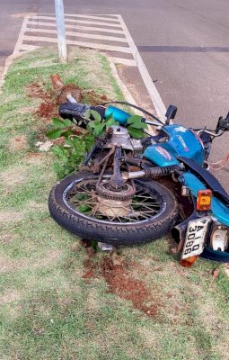 Ivinhema - Jovem perde controle da direção de moto e colide em placa de sinalização