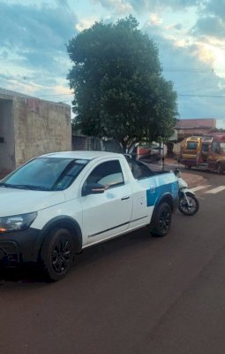 Motociclista fica ferida após colisão com Saveiro no Bairro Água Azul, em Ivinhema