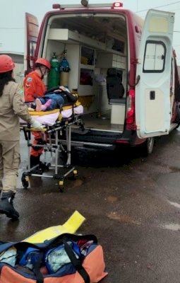 Mulher fica ferida após queda de moto em rotatória entre o bairro Solar do Vale e bairro Itapoã, em Ivinhema