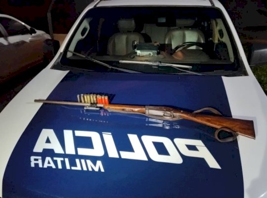 Mulher é retirada de ambiente de violência pela PM em Angélica; arma é apreendida