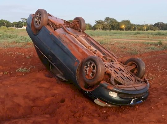 Angélica: Motorista perde controle e carro capota na Avenida 13 de Maio
