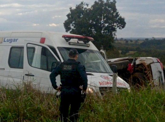 Mãe e filho morrem após veículo capotar na MS-080