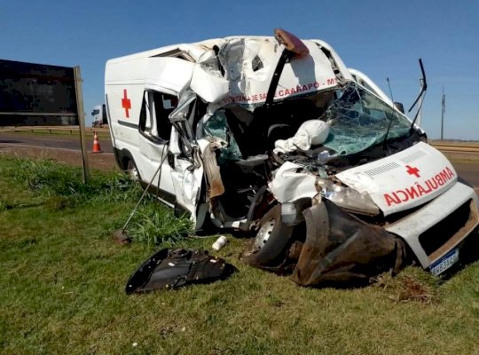 Ambulância da Saúde de Caarapó fica destruída após colisão com caminhão na BR-163