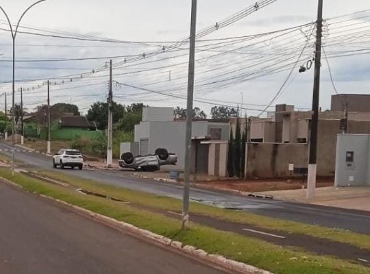 Ivinhema: Acidente envolvendo uma Van e uma caminhonete Mitsubishi Triton na Av Reinaldo Massi
