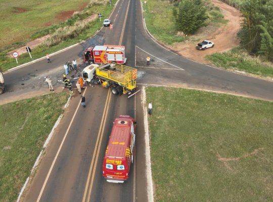 Acidente entre caminhão e carreta deixa apenas danos materiais na MS-141 entre Ivinhema e Naviraí