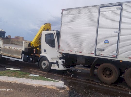 Ivinhema: Engavetamento na BR - 376 envolvendo quatro caminhões em frente a rotatória do Eco Park