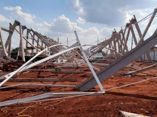 Estrutura de mercado em construção desaba, mata dois operários e deixa 2 feridos
