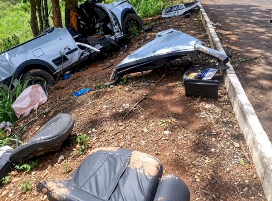 Saveiro parte ao meio após atingir árvore e deixa dois trabalhadores em estado grave