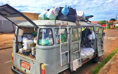 Kombi antiga vira casa de homem desempregado e grupo de 'Kombeiros' faz mutirão para reformar veículo