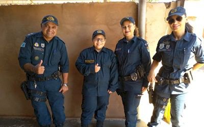8º BPM de Nova Andradina atende pedido de criança que desejava ganhar farda da PM