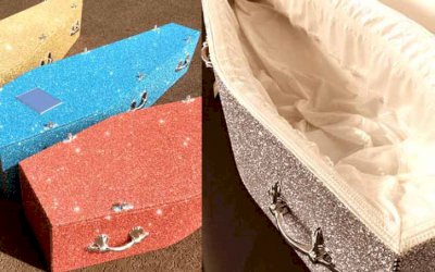 Empresa cria caixões com glitter “para quem quer brilhar por toda a eternidade”