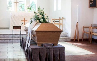 ‘Morta’ liga para família durante velório para avisar que está viva e que iria se atrasar