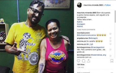 Mulher tatua pênis no braço
