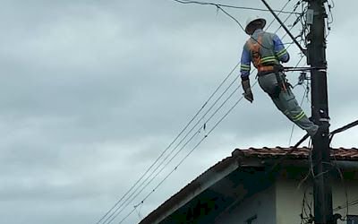 Homem se revolta após ter luz cortada, tira escada e deixa técnico pendurado em poste