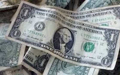 Dólar supera 4 reais e fecha no maior valor em oito meses