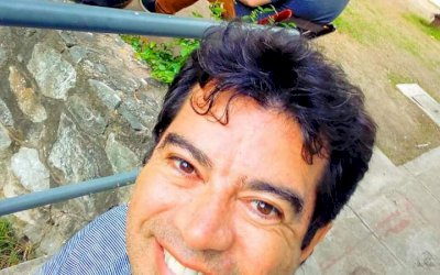 Cantor morre após cair de varanda enquanto tocava violão
