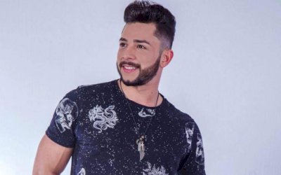Cantor sertanejo morre após carro bater em árvore em rodovia de MS