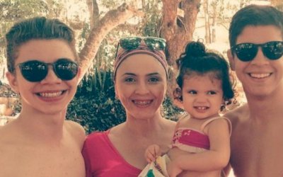 Os dois filhos dela cometeram suicídio: 'Inevitável não se sentir culpada'.