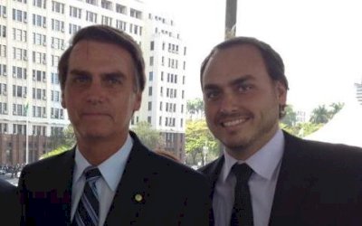FOFOCANDO - Carlos Bolsonaro amanhece sem contas nas redes sociais