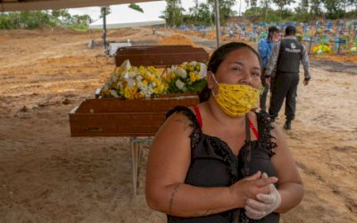 Famílias abrem caixões lacrados à beira das covas coletivas para ter certeza de que estão enterrando seus parentes em Manaus