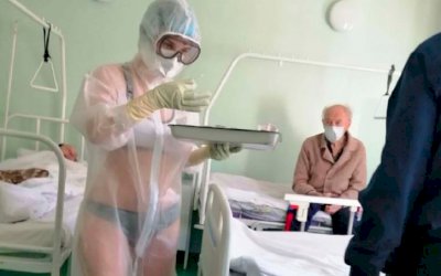 Enfermeira é suspensa de hospital após usar apenas roupas íntimas sob EPI