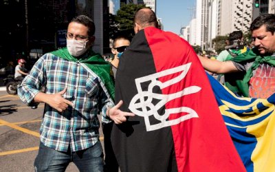 Manifestantes pró-Bolsonaro exibem símbolo usado por neonazistas em ato de SP; polícia apura se foi estopim para confronto