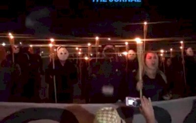 Liderado por alvo do STF, grupo faz ato com tochas e máscaras contra Moraes.