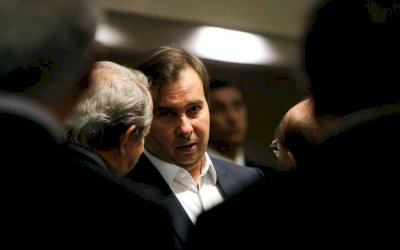 Líderes do Centrão pressionam Maia a engavetar PEC do adiamento das eleições