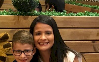 Menino de 6 anos emociona ao colocar óculos pela primeira vez: 'Olha mãe, consigo ver o bicho daqui'