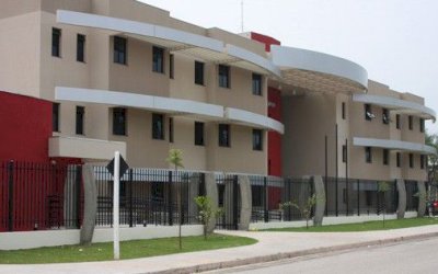 Faculdade deve indenizar por cobrar mensalidades após cancelamento de matrícula
