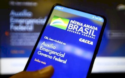 Bolsonaro anuncia auxílio emergencial de R$ 300 até dezembro