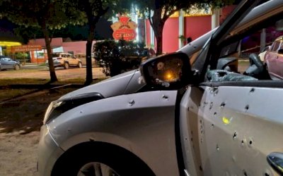 Casal é executado com mais de 100 tiros em frente a cassino na fronteira em MS