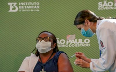 Vacinação de enfermeira vira disputa jurídica entre governo federal e o de SP