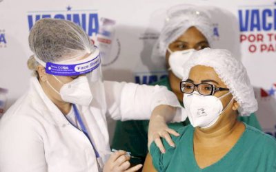 Vacina divide território político, enquanto população espera