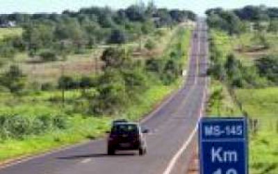 Buracos tomam conta da MS 145 entre Deodápolis e Ipezal.