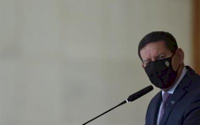 Mourão culpa falta de comunicação por mudança na Petrobras