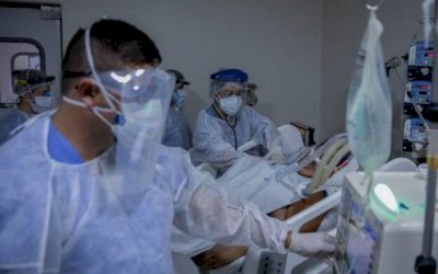 Jovens na UTI já são maioria e necessidade de ventilação mecânica bate recorde