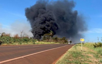 Incêndio atinge usina de reciclagem de Campo Grande e fumaça atrapalha trânsito na BR-060