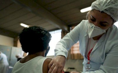 Após vacinação em massa, casos de covid caem 66% em Serrana (SP)