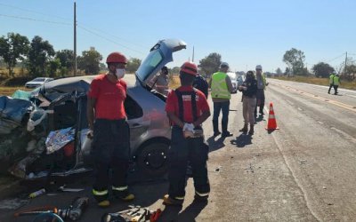 Colisão frontal entre carro e carreta faz vítima fatal na BR-158