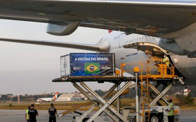 Chega a SP voo com insumos para 10 milhões de doses da CoronaVac