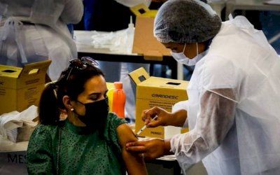 Avanço da vacinação deve separar curvas de casos e mortes por covid