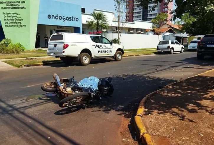Motociclista é vítima de acidente e morre no local.