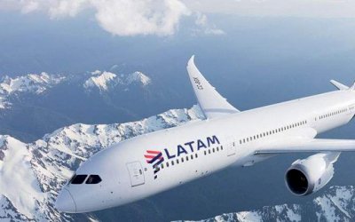 Latam quer usar cana-de-açúcar como combustível de avião no Brasil