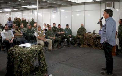 Bolsonaro diz a militares que não será motivador de 'qualquer ruptura'