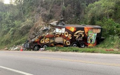 ÔNIBUS DA BANDA GAROTOS DE OURO BATE CONTRA PAREDÃO E VOCALISTA, AIRTON MACHADO, MORRE