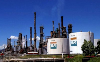 Porque o Brasil não refina nosso petróleo aqui para produzir o óleo diesel, a gasolina e os derivados para abastecer nosso mercado?