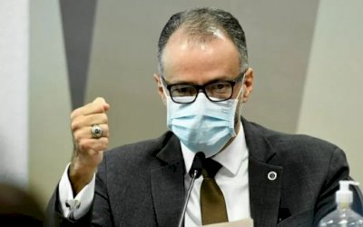 Chefe da Anvisa rebate Bolsonaro sobre vacina infantil e cobra retratação.